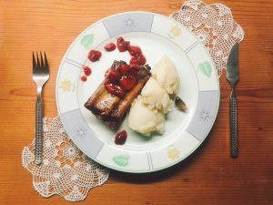 2016-04-19-19-15-40_sült oldalas borsos tört burgonyával és eperkompóttal