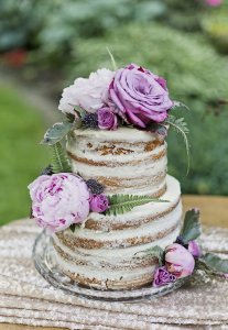 meztelen torta_naked_wedding_cake_with_purple_flowers_.full