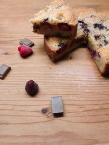 2016-06-12-20-03-31_csokis málnás torta 2