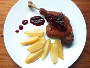 2016-06-26-17-28-54_sült kacsa rozmaringos málnalekvárral és tepsis újburgonyával 2