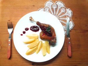 _sült kacsa rozmaringos málnalekvárral és tepsis újburgonyával